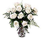 Белые розы в вазе с зеленью