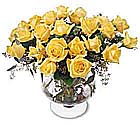 Желтые розы в вазе с зеленью